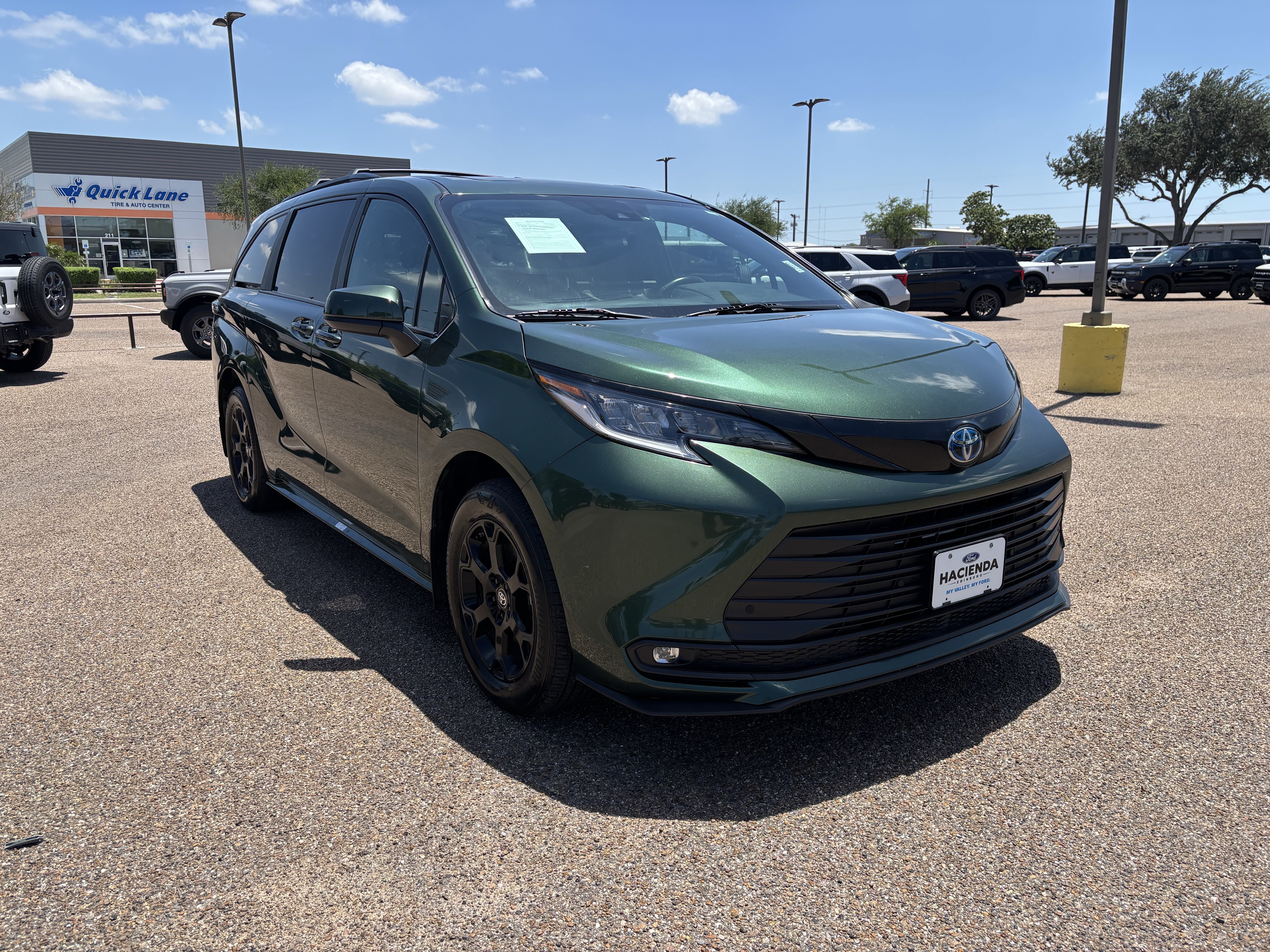 Used 2025 Toyota Sienna XLE Woodland Edition AWD/4WD image 5