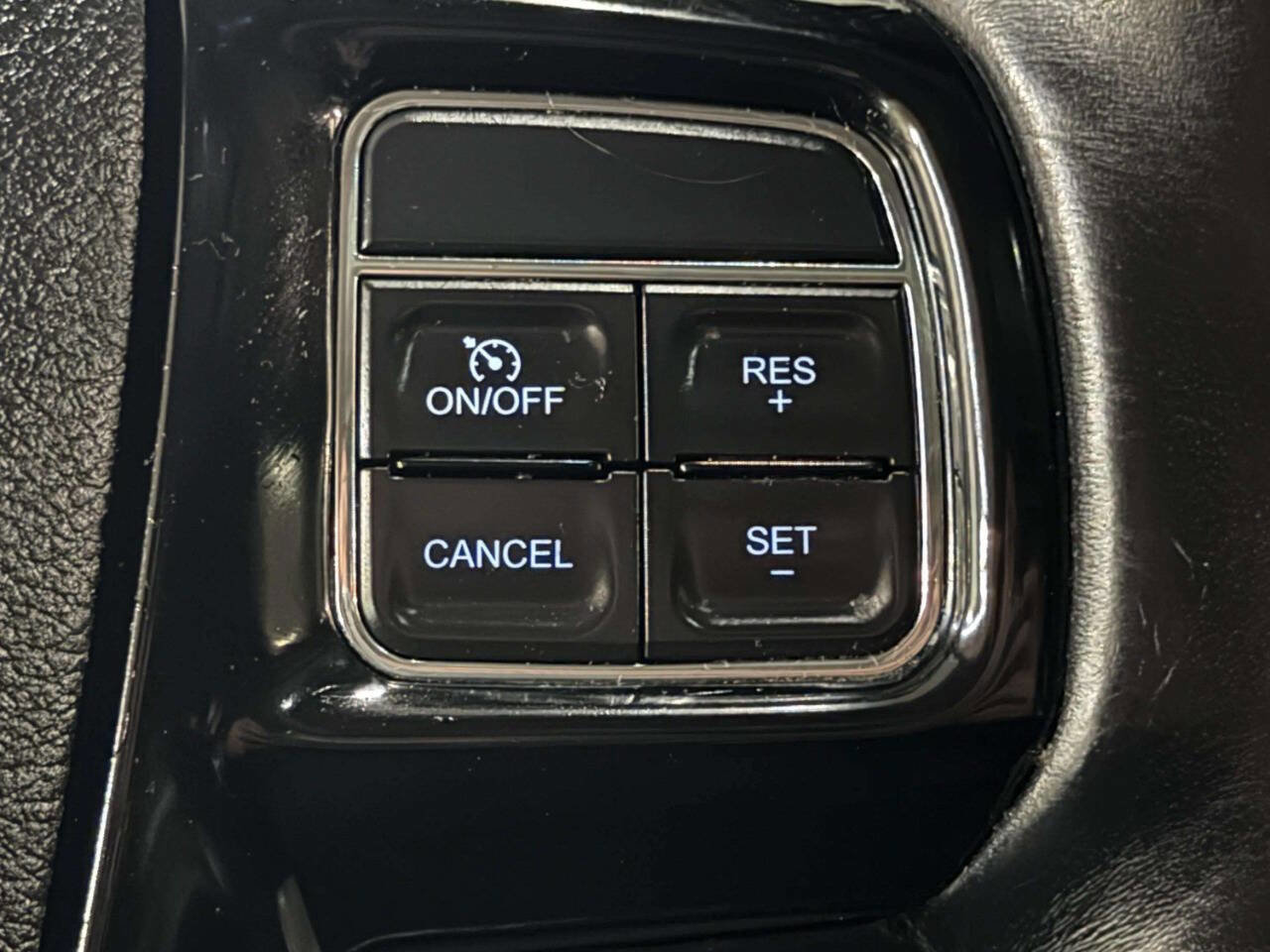 Used 2014 Chrysler Town & Country Touring-L image 37