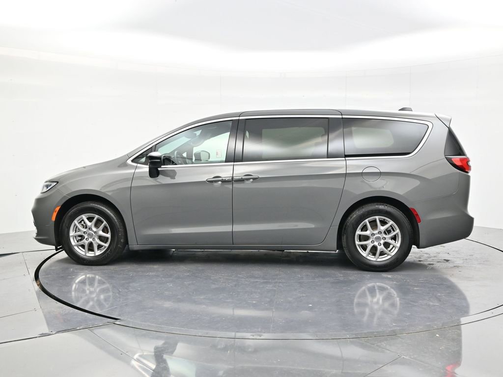 Used 2025 Chrysler Pacifica Select FWD image 8