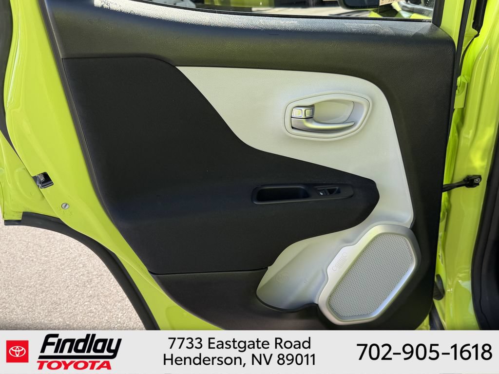 Used 2018 Jeep Renegade Latitude AWD/4WD image 19