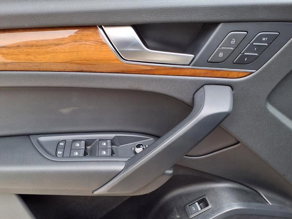 Used 2023 Audi Q5 2.0T Premium w/ Convenience Package image 9