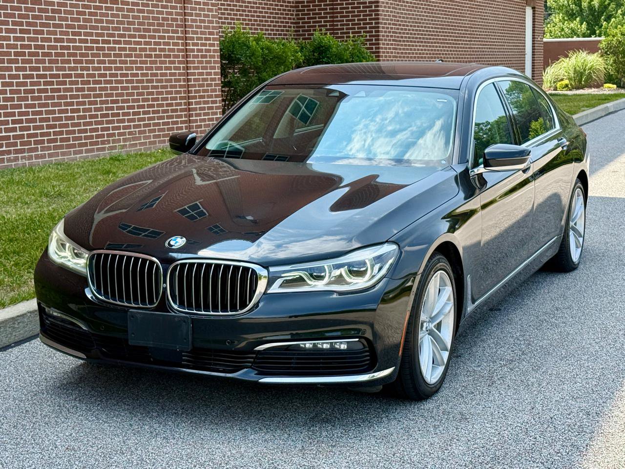 Used 2017 BMW 750i xDrive AWD/4WD image 1