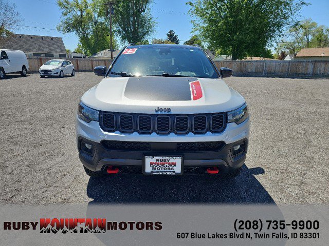 Used 2025 Jeep Compass Trailhawk AWD/4WD image 2