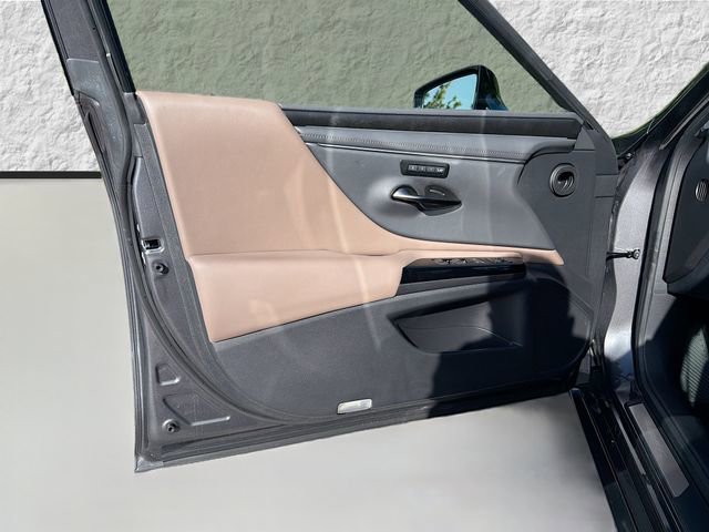 Used 2025 Lexus ES 300h w/ Premium Package FWD image 21