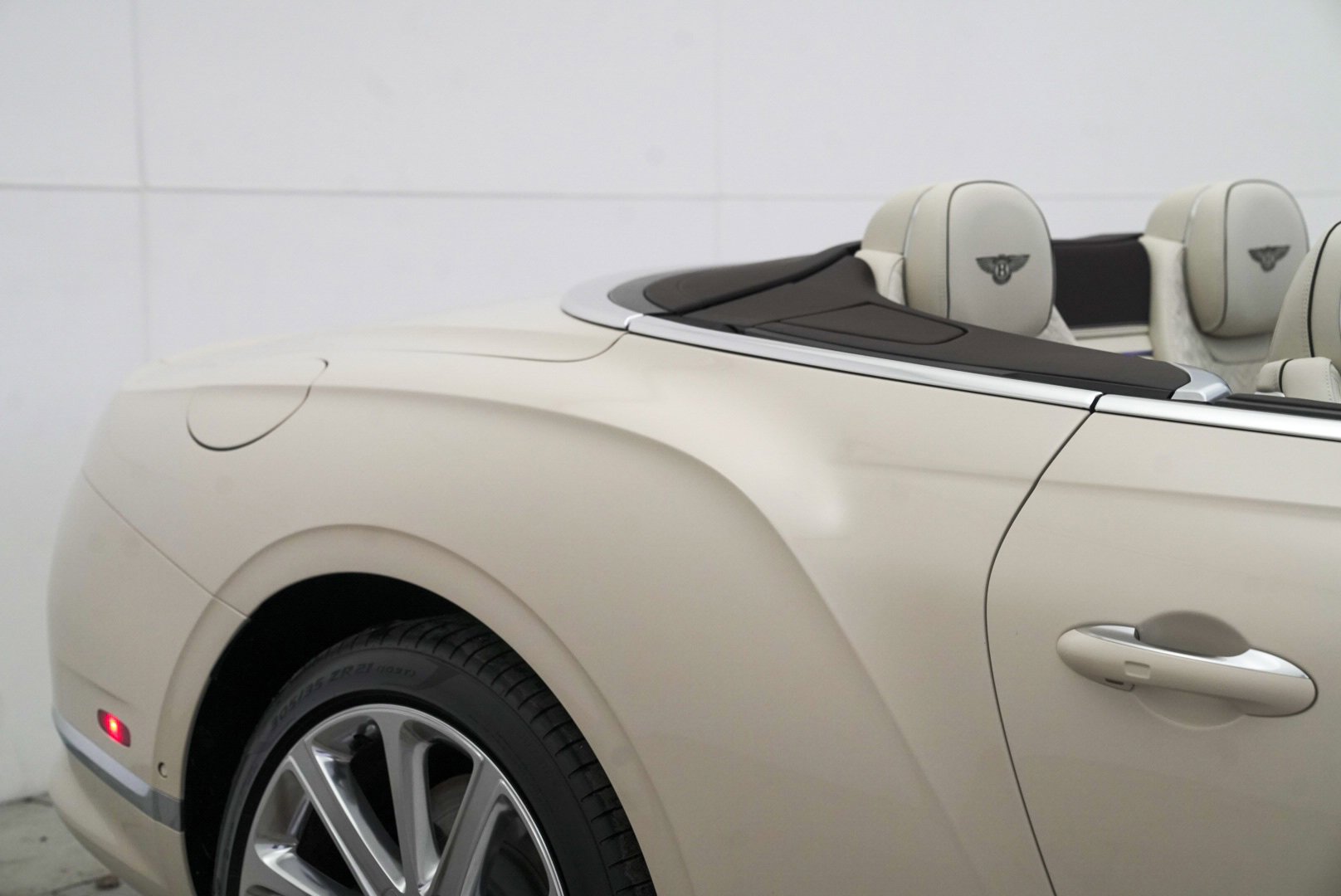 Used 2023 Bentley Continental GT Azure image 61