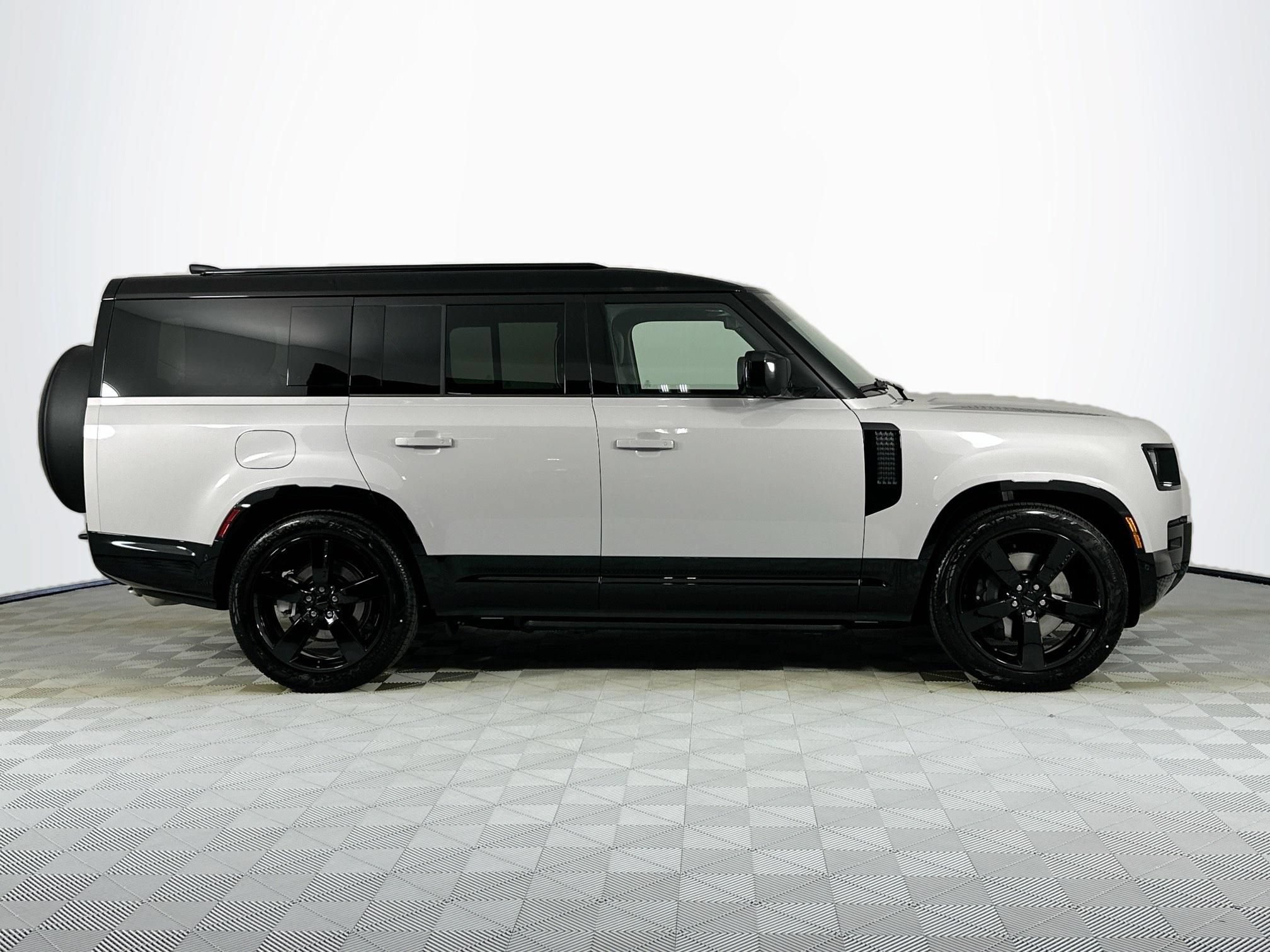 New 2026 Land Rover Defender 130 X-Dynamic SE AWD/4WD image 4