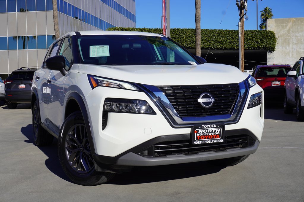 Used 2023 Nissan Rogue S image 2