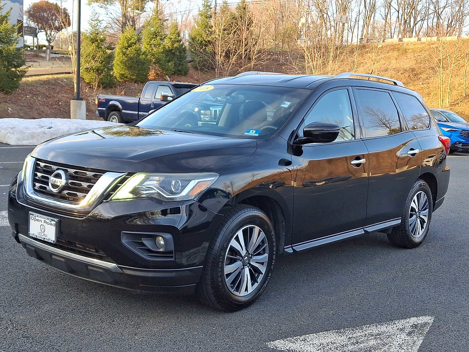 Used 2018 Nissan Pathfinder SV image 3