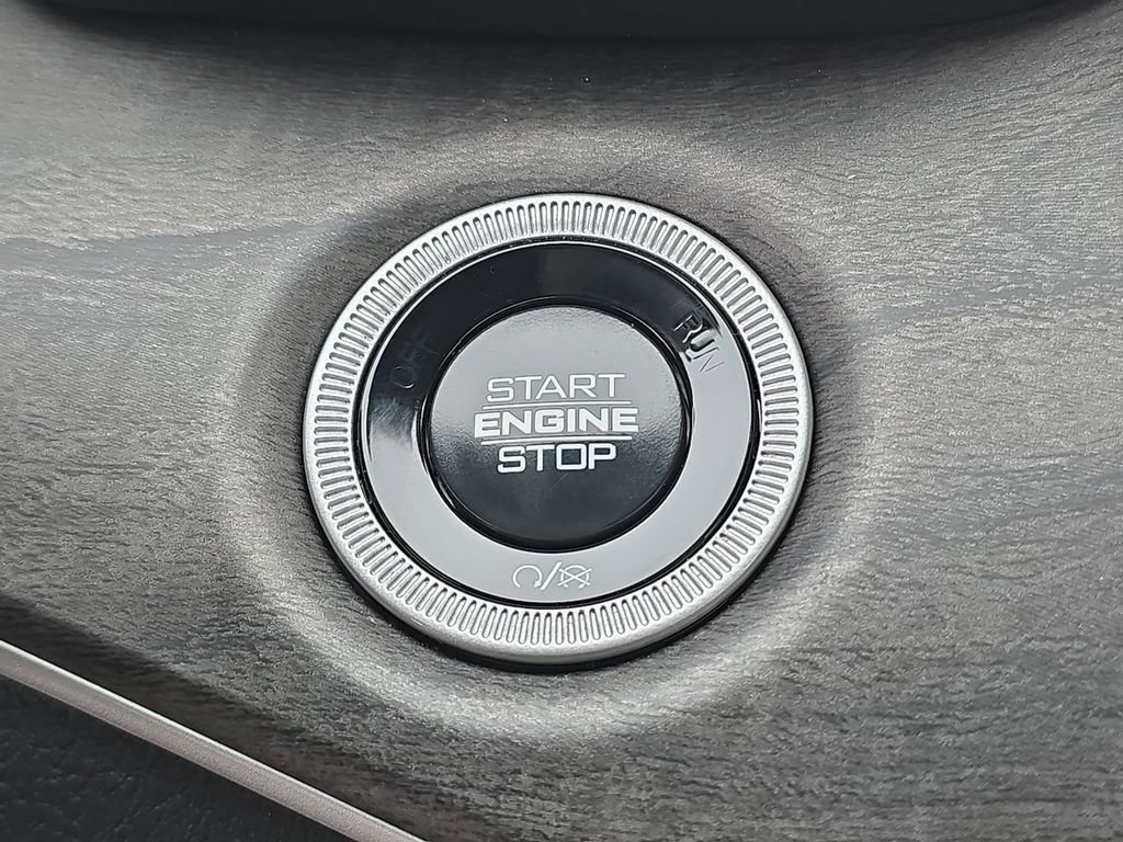 Used 2025 Jeep Grand Cherokee Limited w/ Black Appearance Package image 17