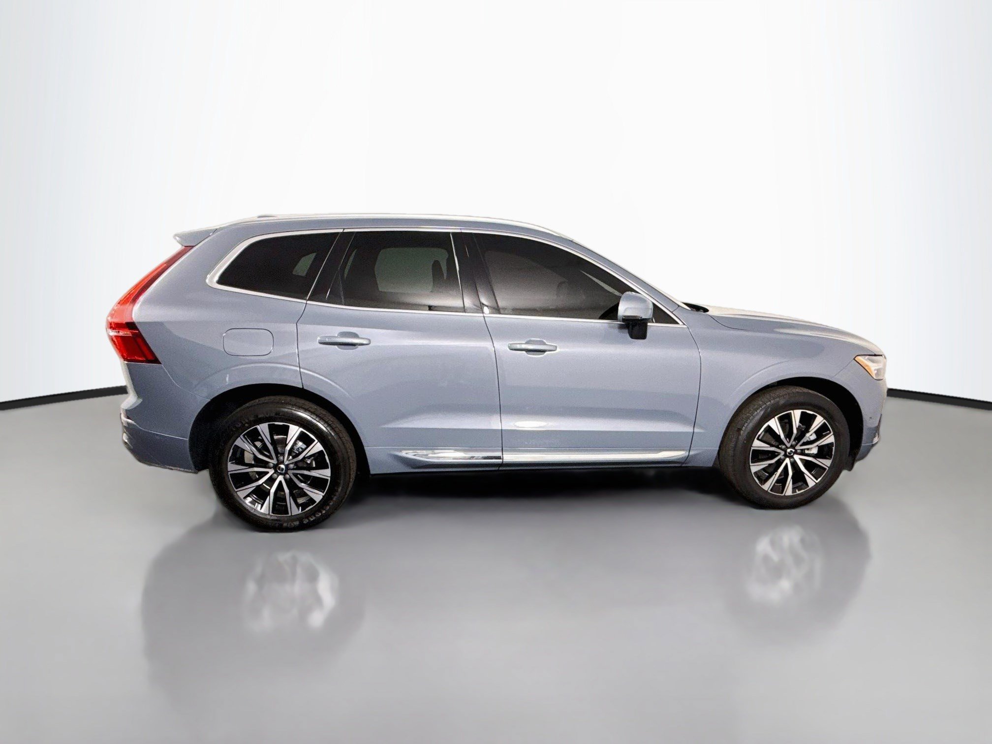 Used 2023 Volvo XC60 B5 Plus FWD image 11