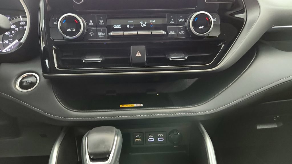 Certified 2024 Toyota Highlander XLE AWD/4WD image 26