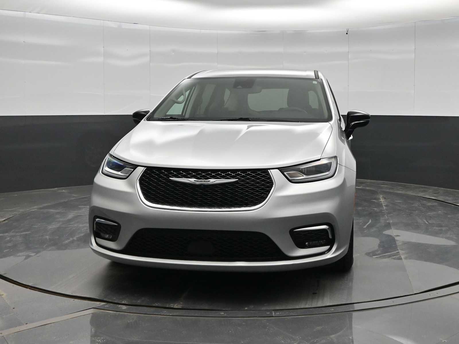 Used 2024 Chrysler Pacifica Touring-L FWD image 3