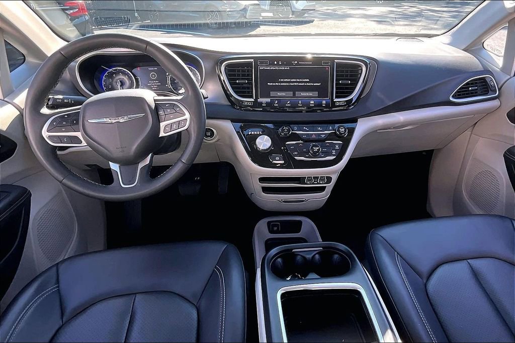 Used 2024 Chrysler Pacifica Touring-L image 7