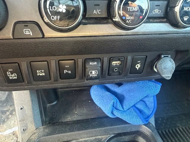 Used 2018 Toyota Tacoma TRD Off-Road w/ Technology Package AWD/4WD image 36