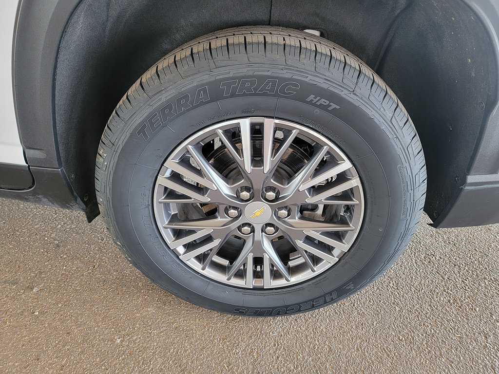 Used 2025 Chevrolet Traverse LT FWD image 11