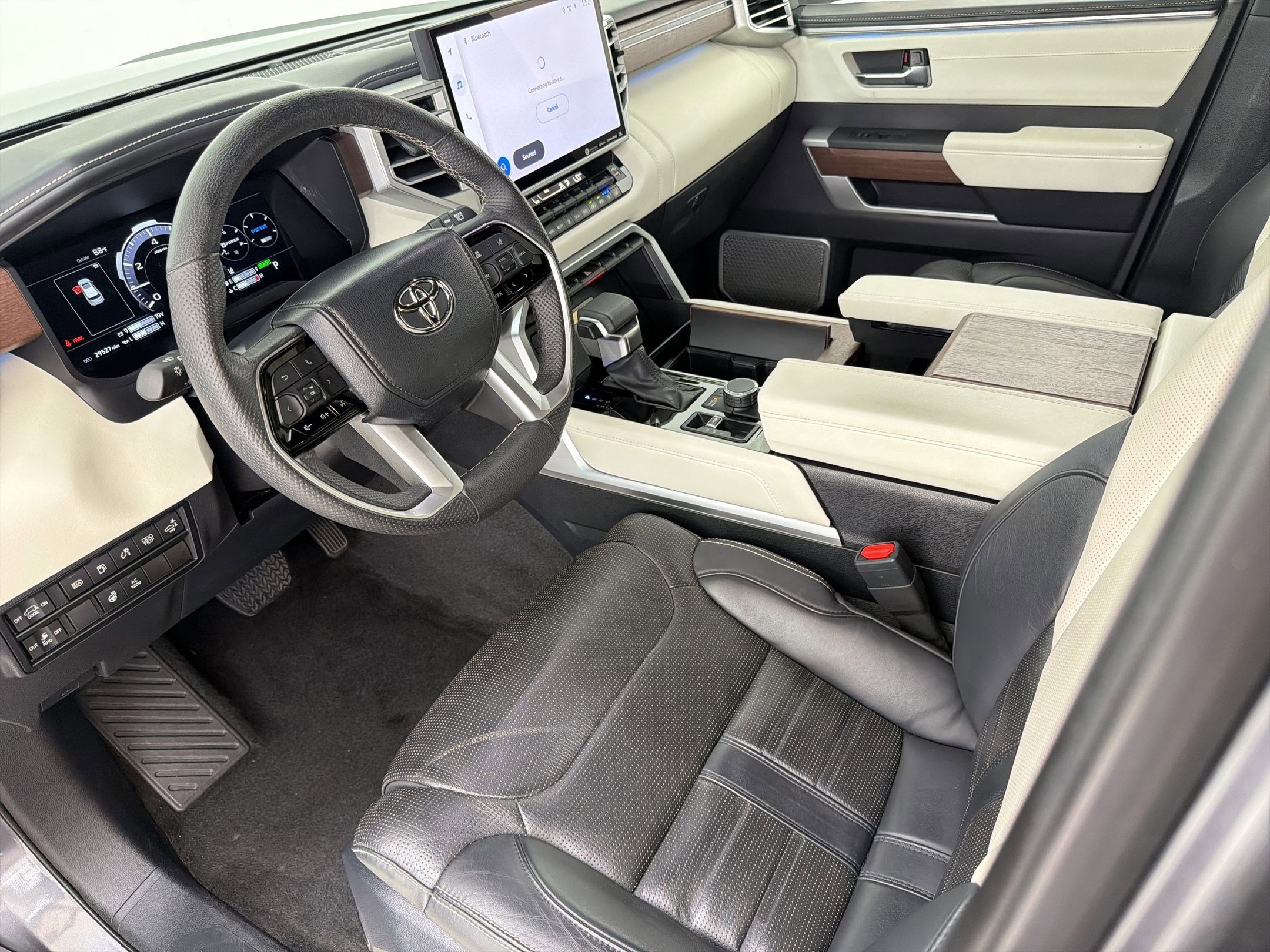 Used 2024 Toyota Sequoia Capstone AWD/4WD image 4