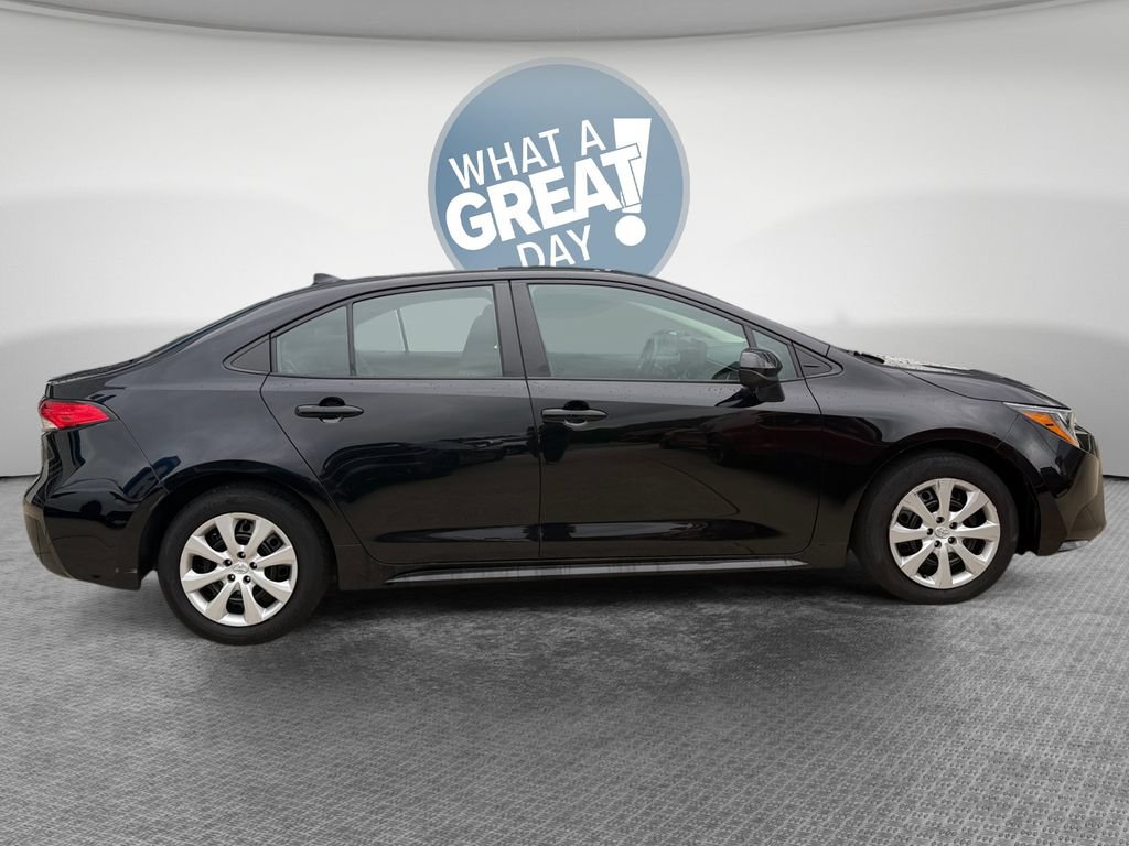 Used 2024 Toyota Corolla LE FWD image 2