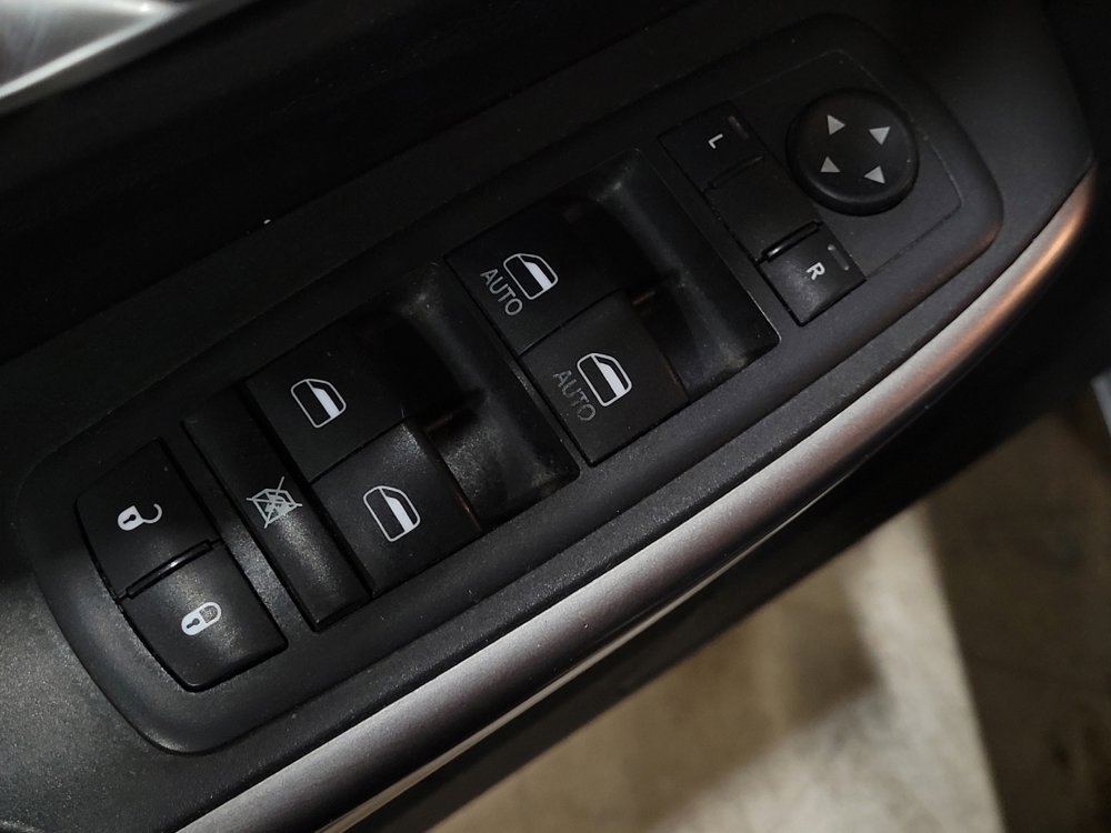 Used 2019 Jeep Cherokee Limited image 27