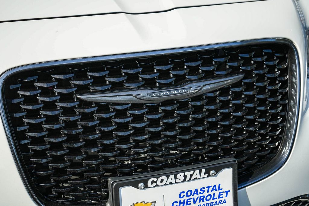 Used 2021 Chrysler 300 Touring w/ Sport Appearance Package RWD image 9