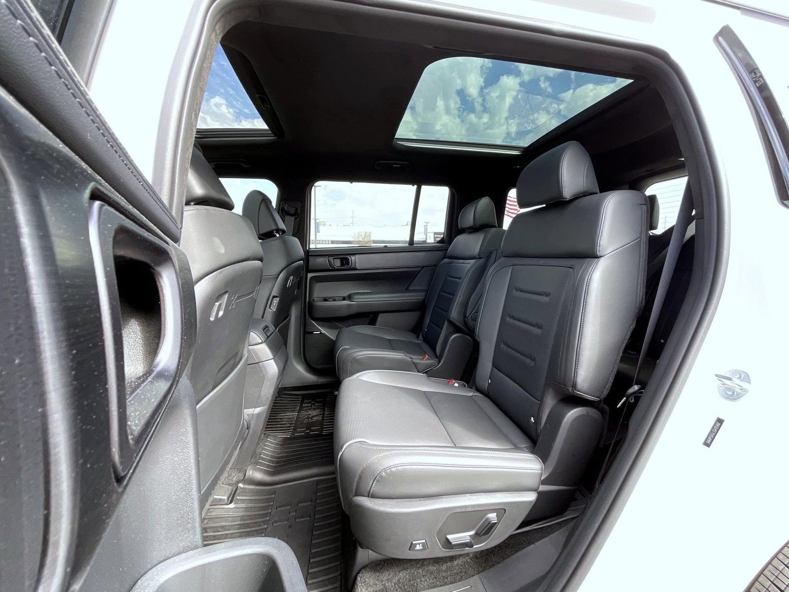 Used 2025 Hyundai Santa Fe Calligraphy AWD/4WD image 19