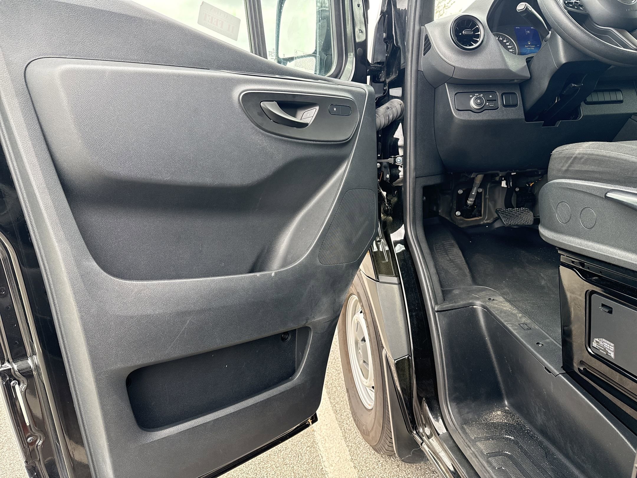 Used 2024 Mercedes-Benz Sprinter 2500 image 15