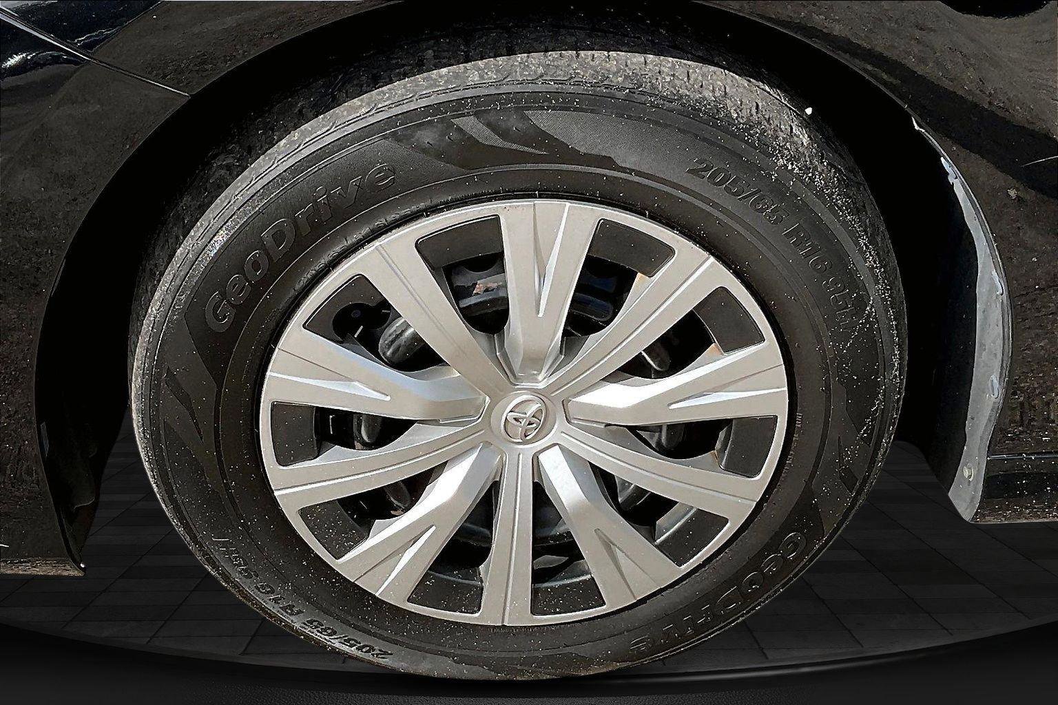 Used 2020 Toyota Camry LE FWD image 35