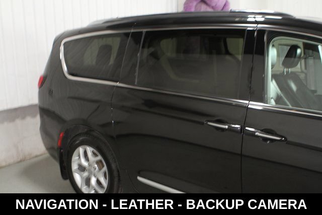 Used 2020 Chrysler Pacifica Touring-L Plus w/ Tire & Wheel Group FWD image 4