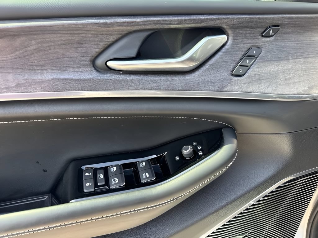 Used 2021 Jeep Grand Cherokee L Overland w/ Luxury Tech Group IV AWD/4WD image 26