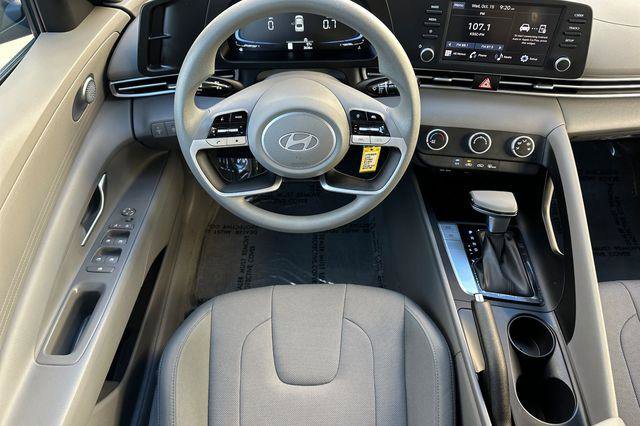 Used 2025 Hyundai Elantra SE image 15