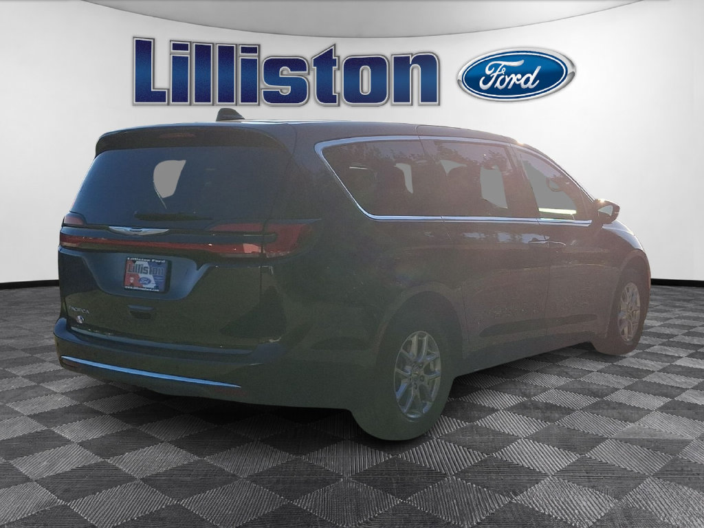 Used 2024 Chrysler Pacifica Touring-L FWD image 4