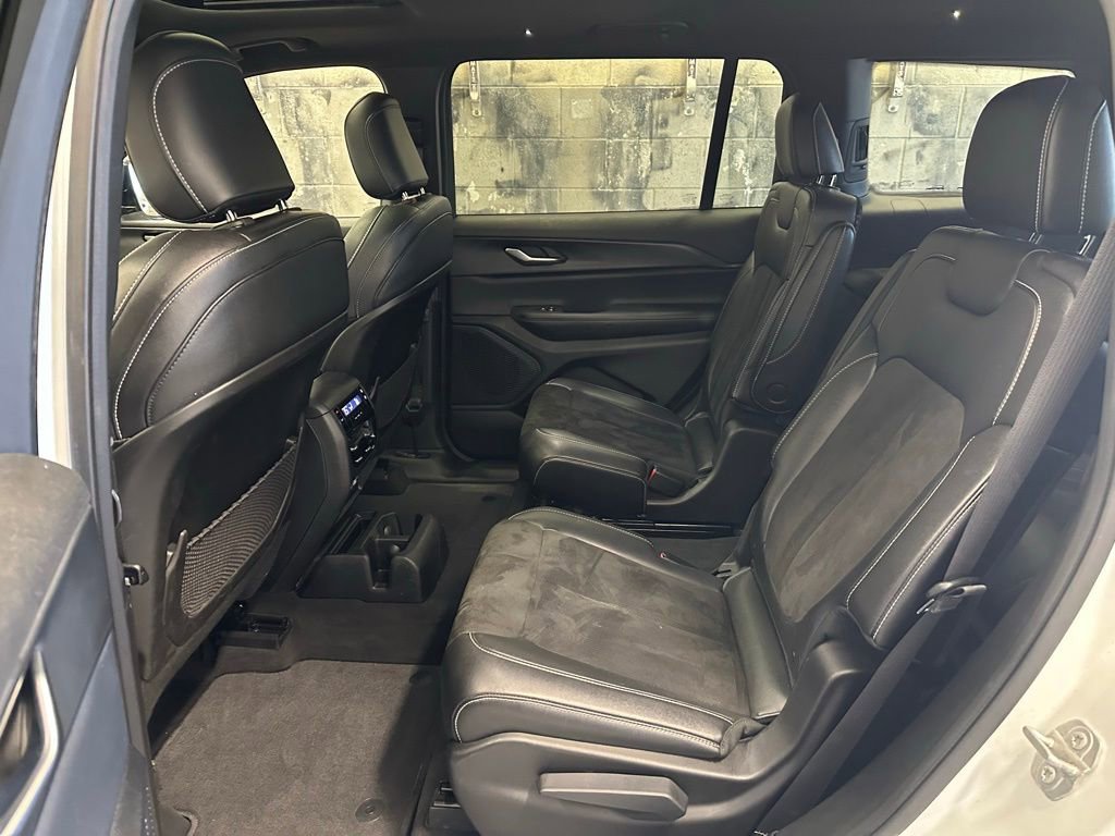 Used 2023 Jeep Grand Cherokee L Laredo image 28
