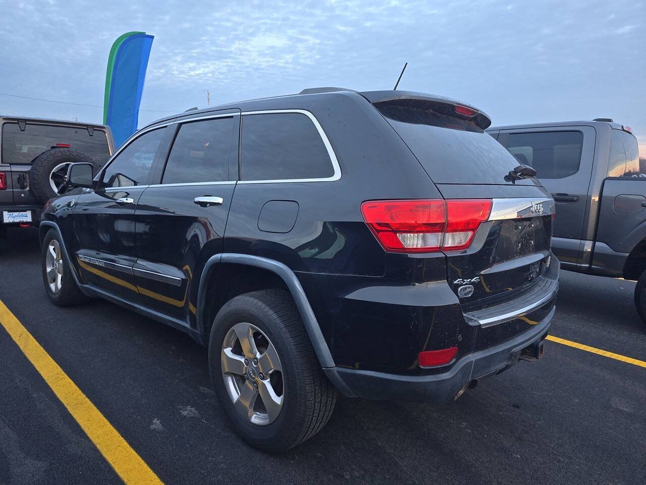 Used 2013 Jeep Grand Cherokee Overland AWD/4WD image 4
