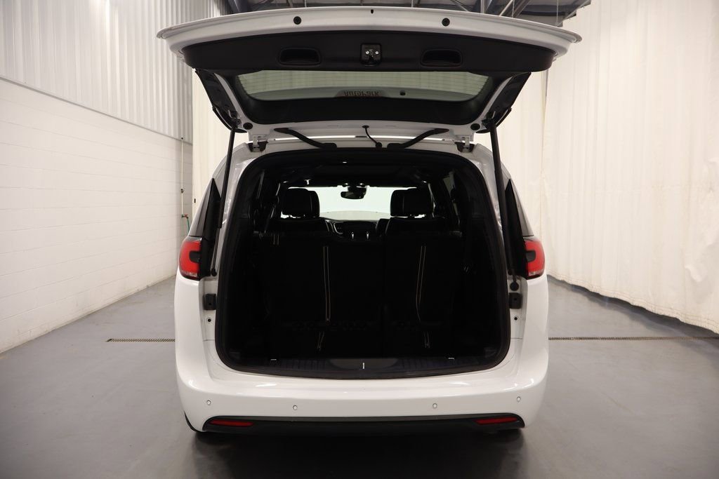 Used 2025 Chrysler Pacifica Limited image 18