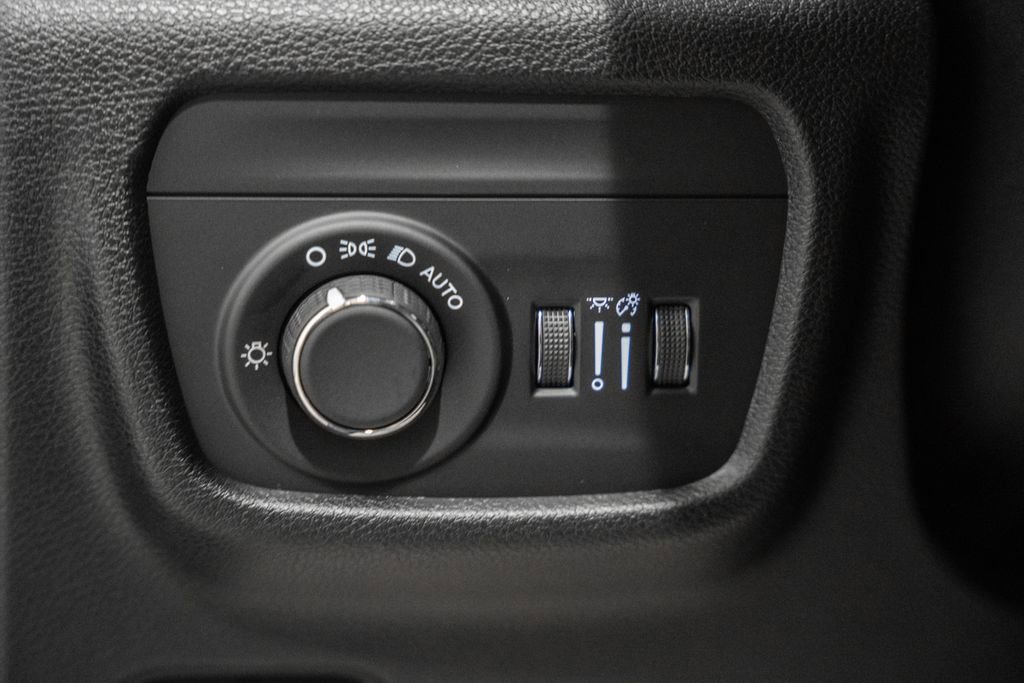 New 2025 Jeep Grand Cherokee Laredo X w/ Luxury Tech Group I image 39