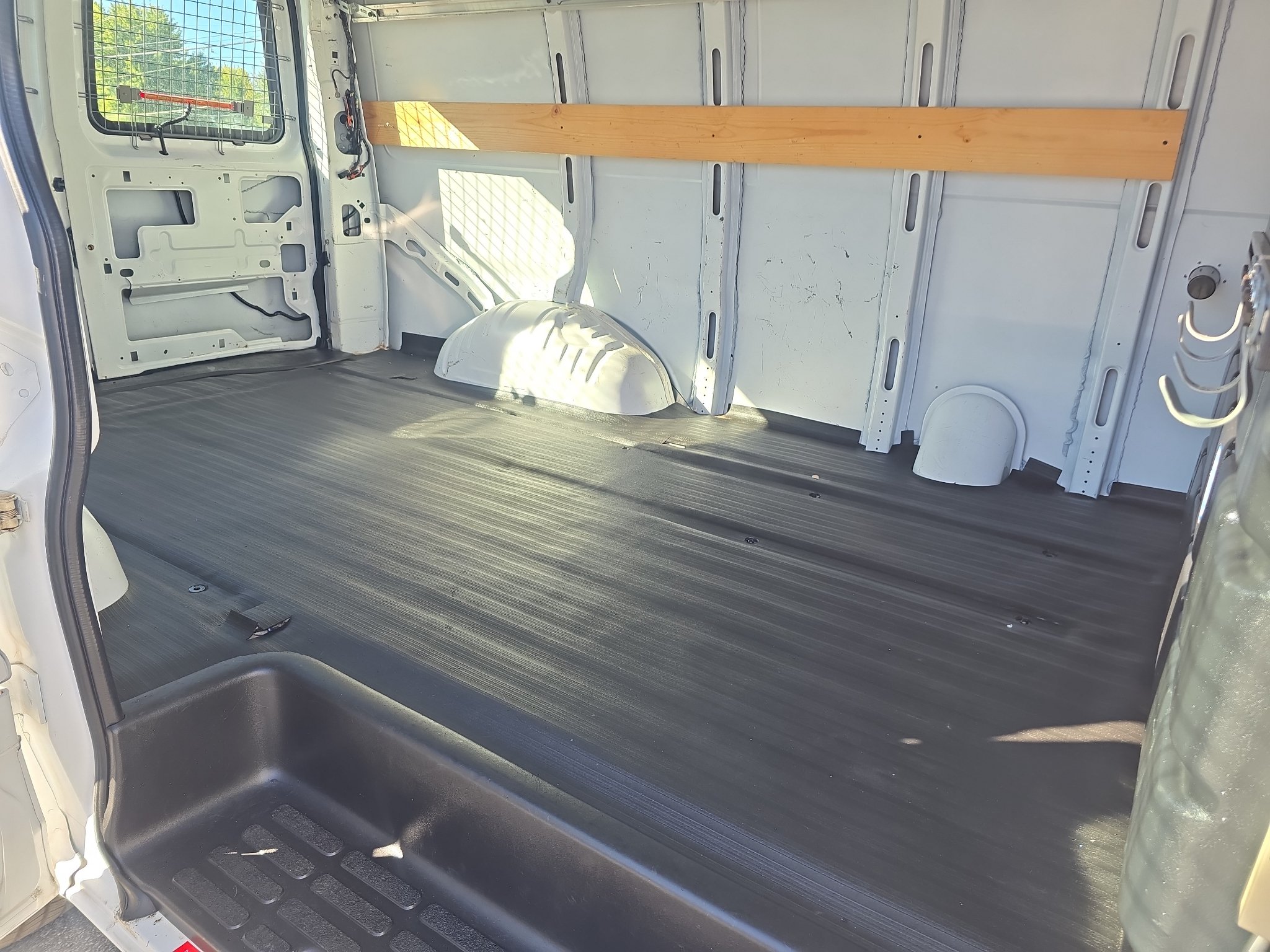 Used 2018 Chevrolet Express 2500 w/ Driver Convenience Package RWD image 18