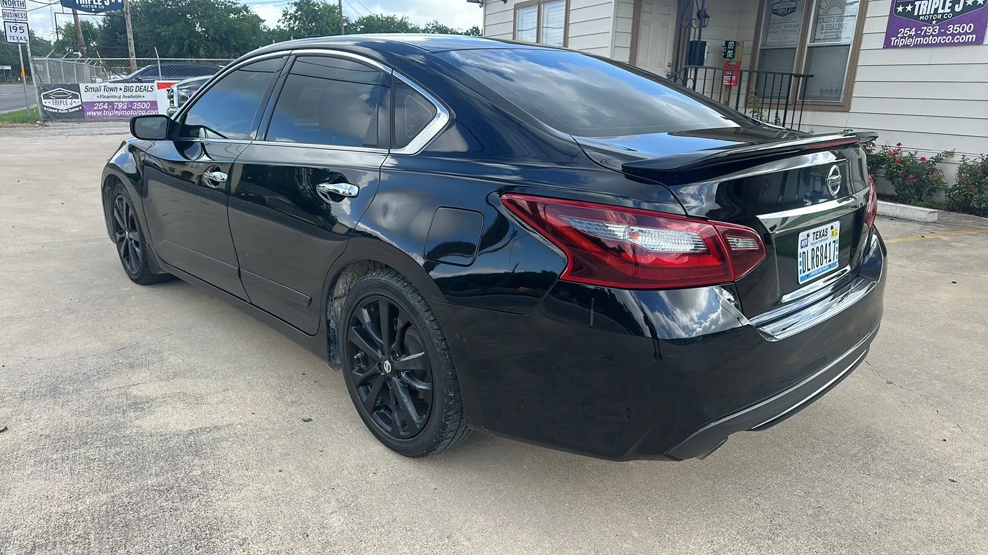 Used 2017 Nissan Altima 2.5 SR w/ Midnight Edition Package FWD image 3