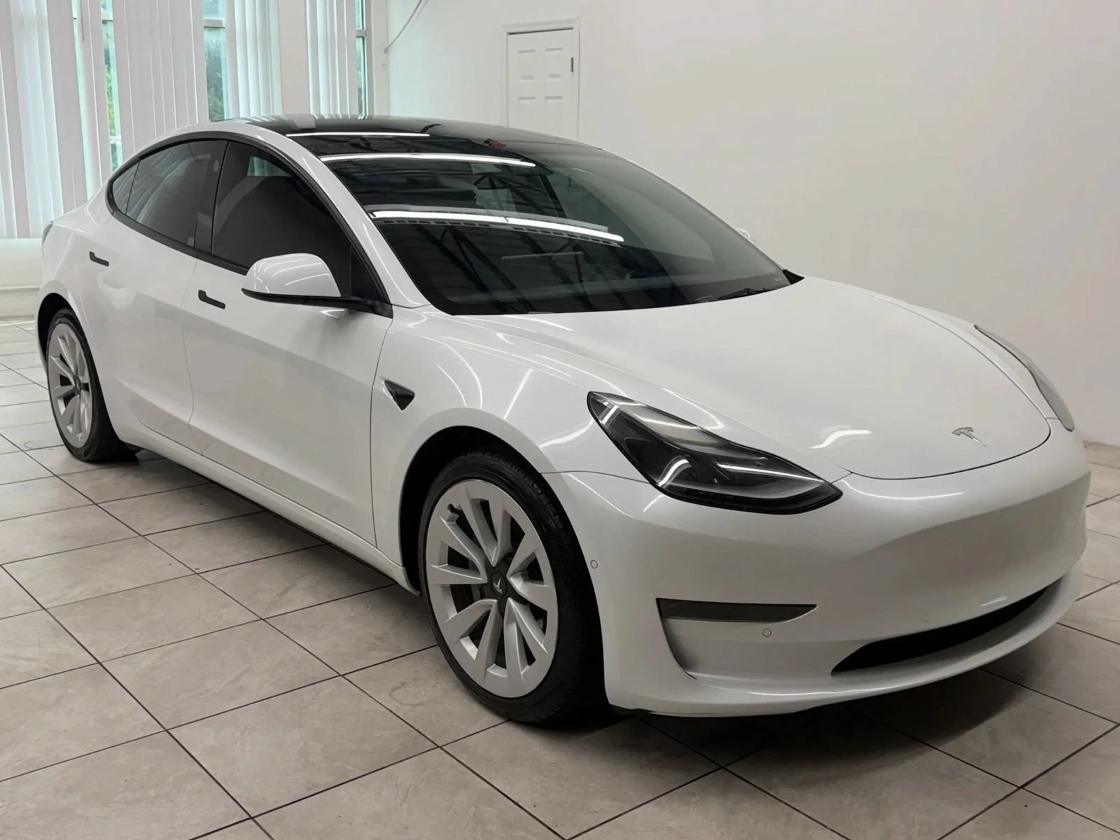 Used 2021 Tesla Model 3 Standard Range Plus RWD image 1