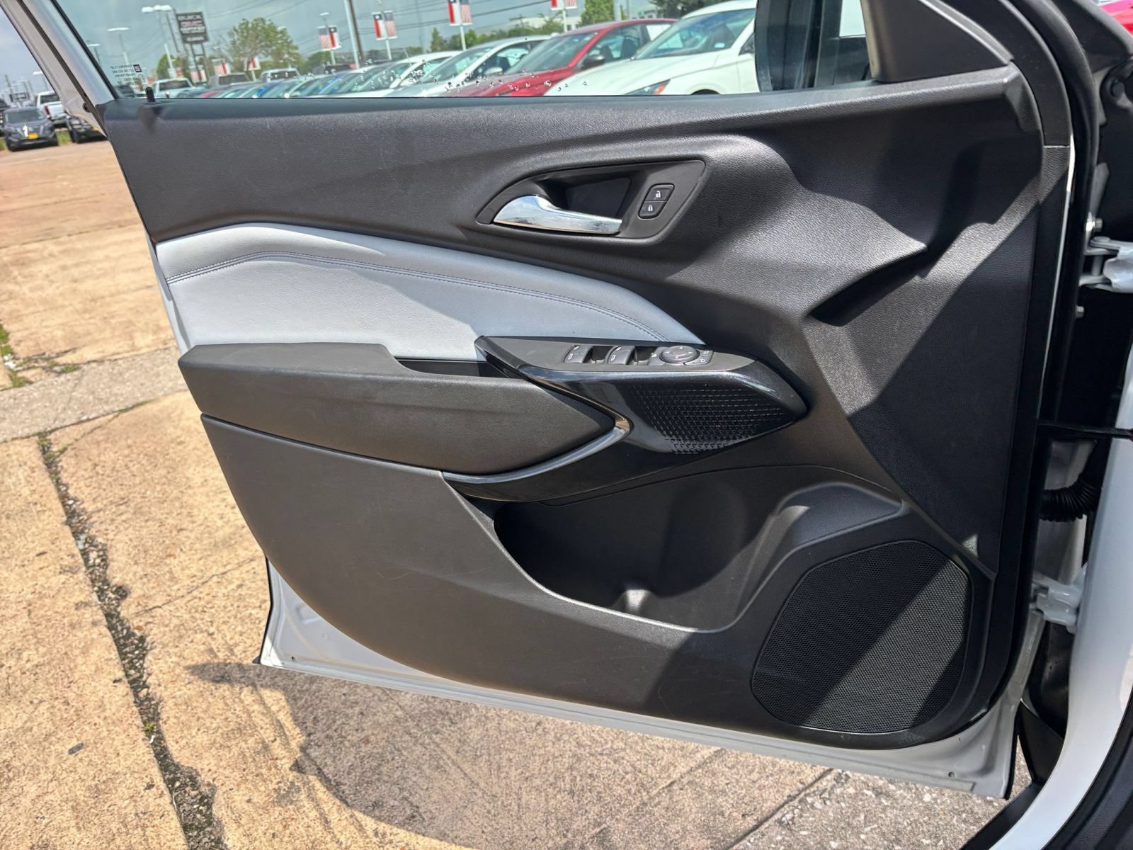 Used 2025 Chevrolet Trax LT FWD image 18