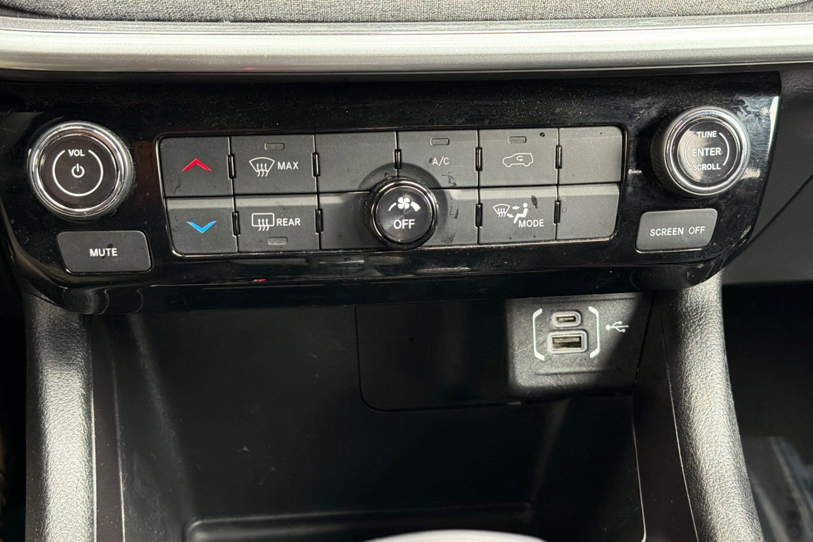 Used 2024 Jeep Compass Latitude image 20