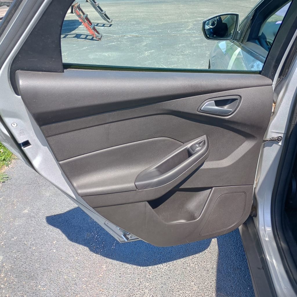 Used 2018 Ford Focus SE w/ Cold Weather Package FWD image 17