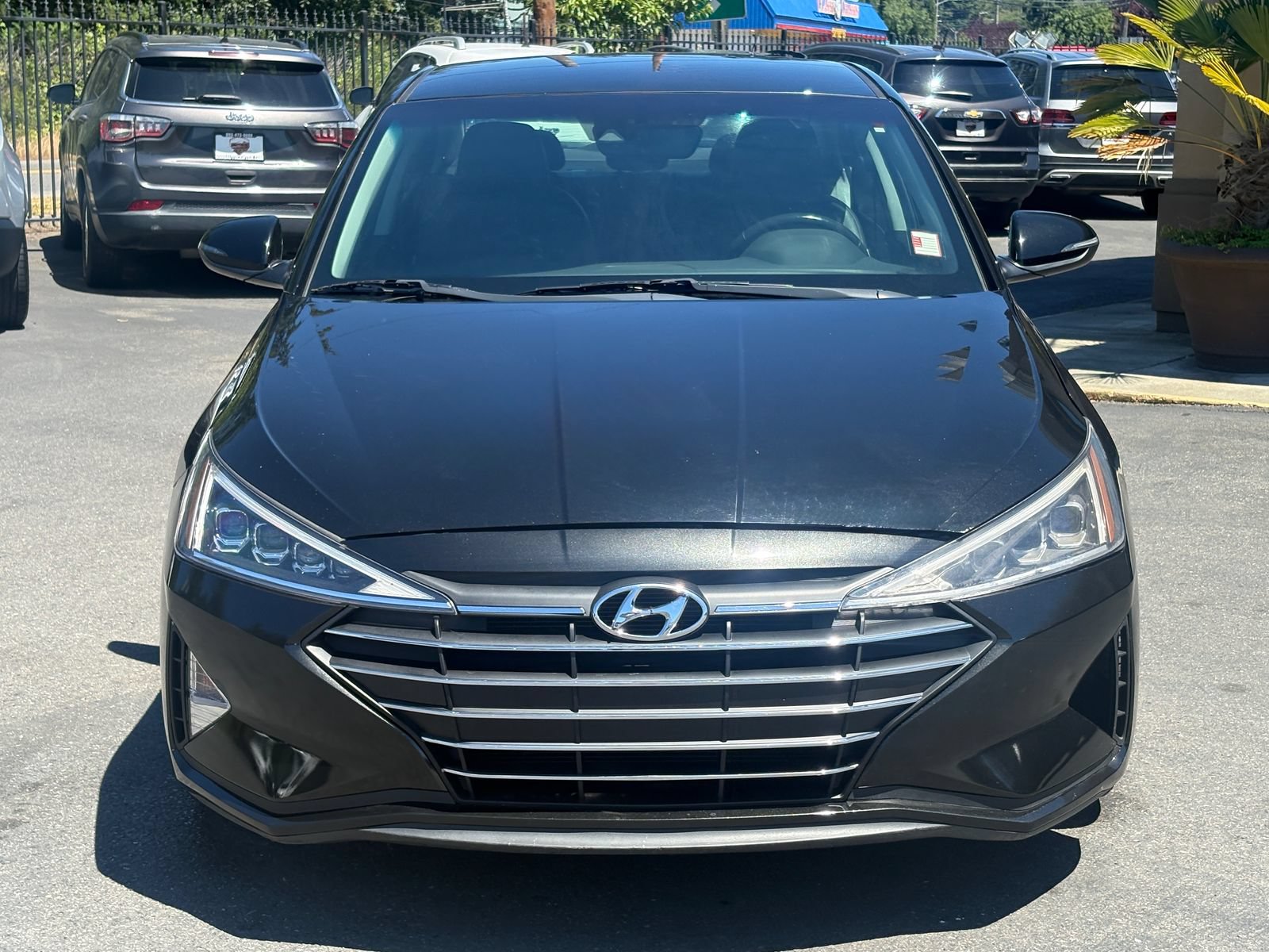 Used 2020 Hyundai Elantra Limited w/ Cargo Package (C1) FWD image 2