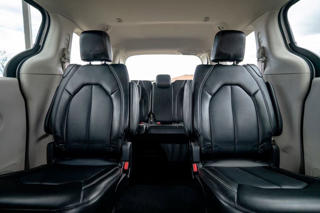 Used 2024 Chrysler Pacifica Touring-L image 33