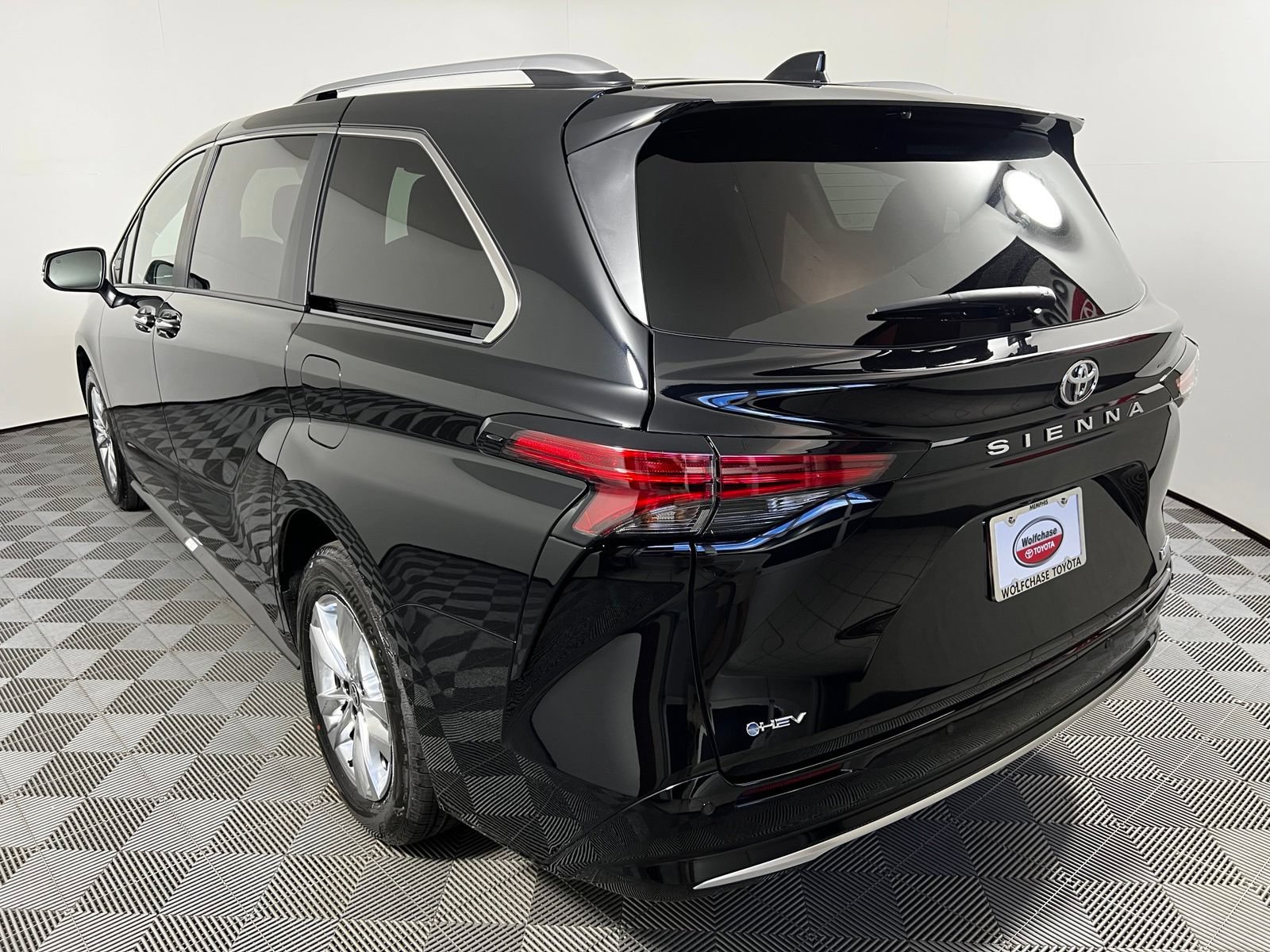 Used 2026 Toyota Sienna Limited FWD image 7