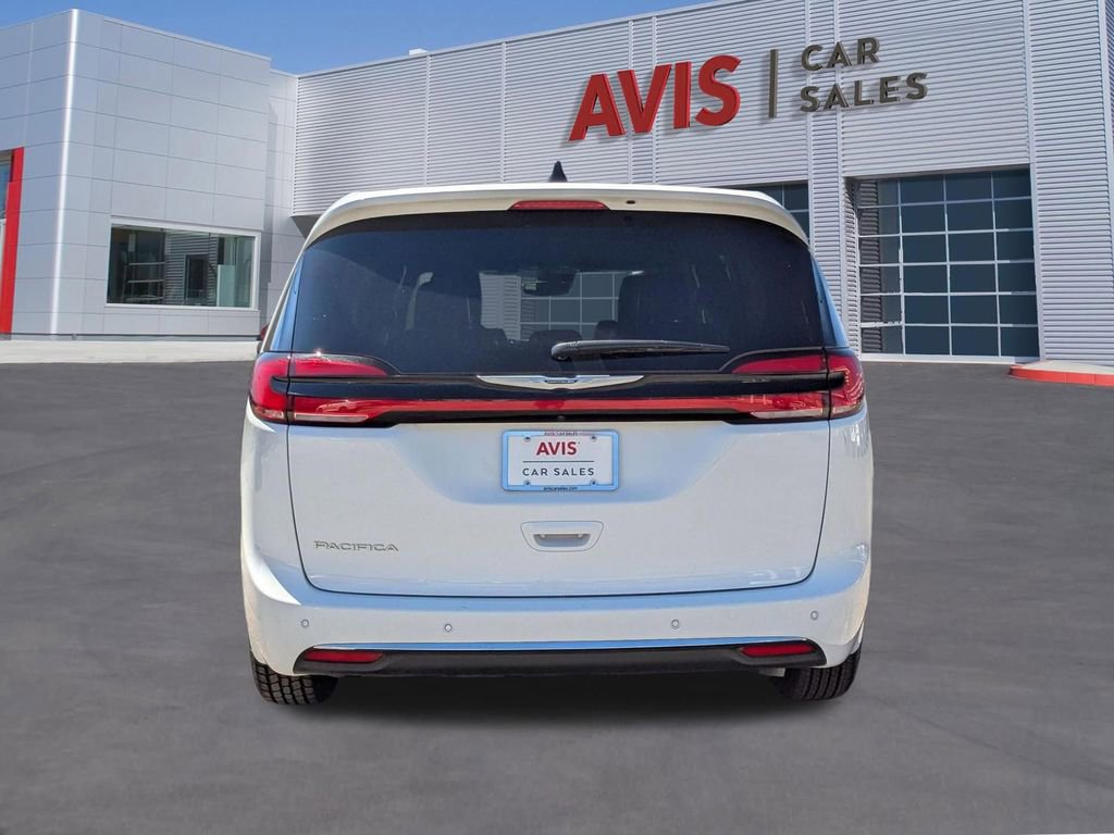Used 2025 Chrysler Pacifica Select image 5
