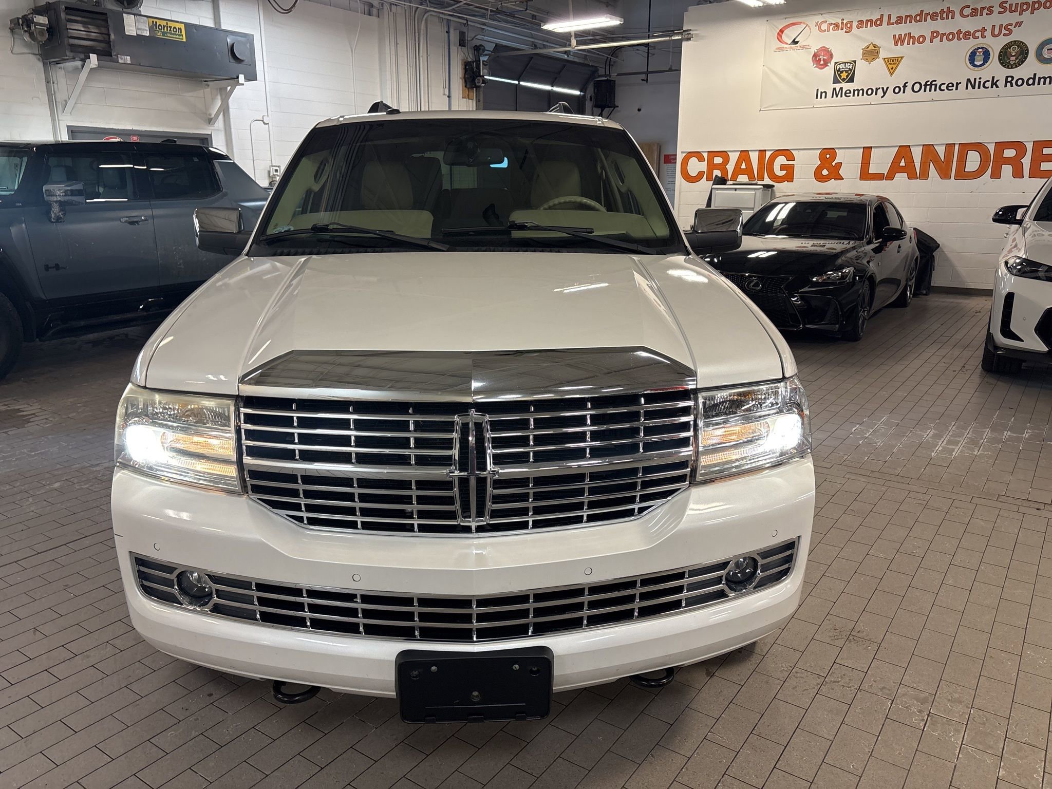 Used 2010 Lincoln Navigator L 4WD image 3