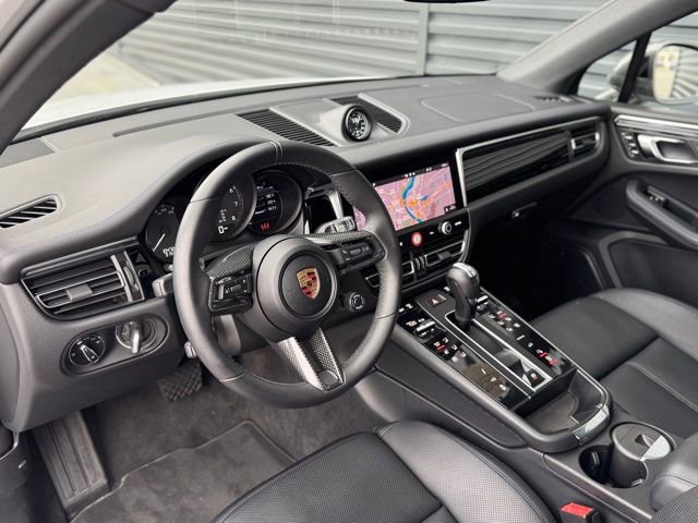 Certified 2025 Porsche Macan Turbo image 4