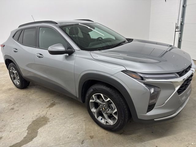 Used 2024 Chevrolet Trax LT w/ Driver Confidence Package FWD image 3