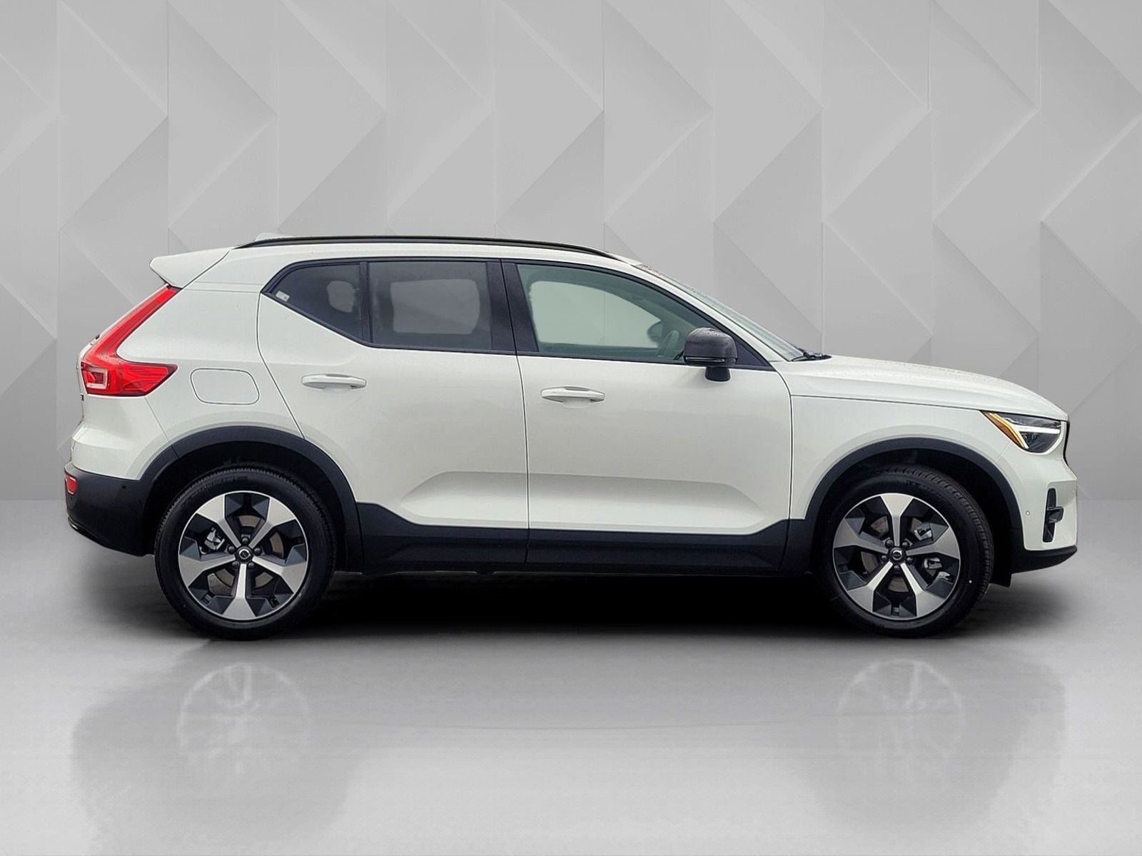 New 2026 Volvo XC40 B5 Plus w/ Protection Package Premier AWD/4WD image 8