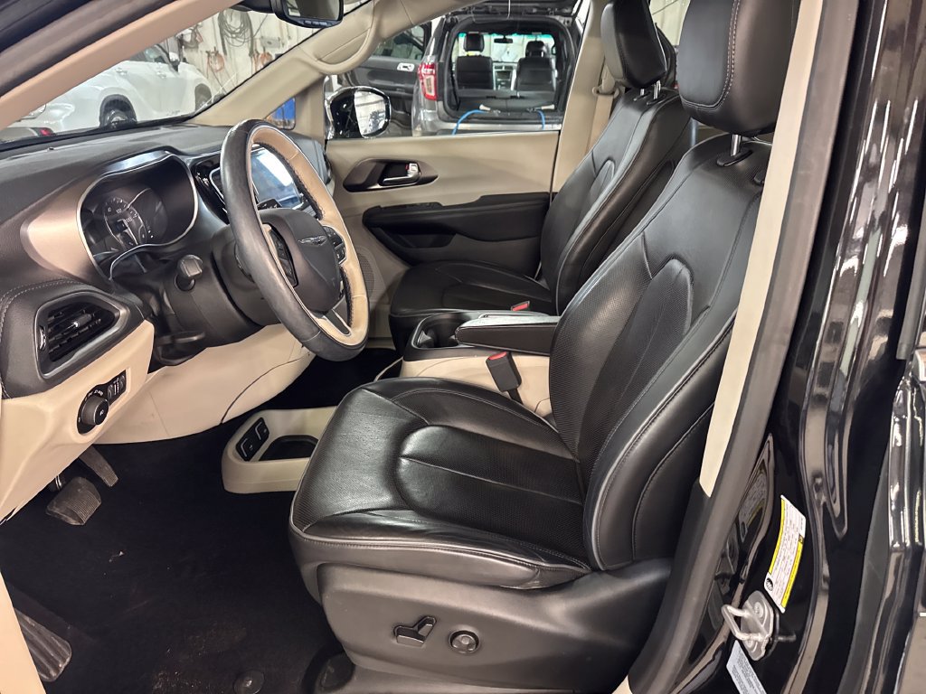 Used 2017 Chrysler Pacifica Limited FWD image 13