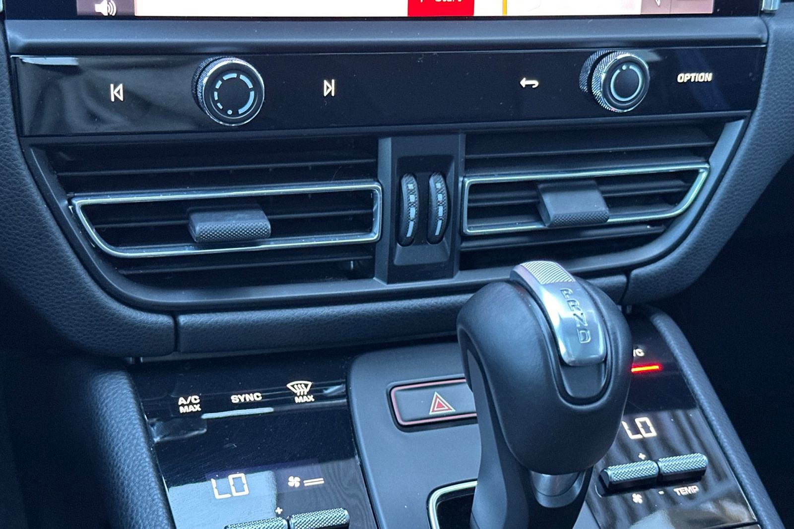 Used 2024 Porsche Macan image 25